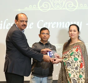 Manjula receiving appreciation award for completing 15 years with Nucleus Software